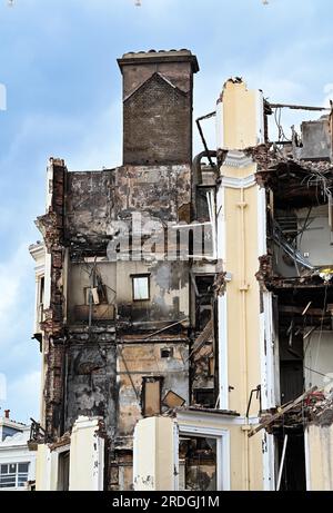 Brighton Regno Unito 21 luglio 2023 - il Royal Albion Hotel bruciato sul lungomare di Brighton dopo essere stato eviscerato dal fuoco lo scorso fine settimana : Credit Simon Dack / Alamy Live News Foto Stock