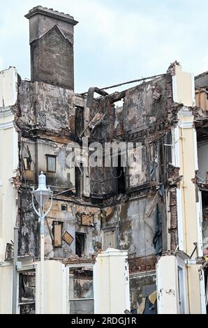 Brighton Regno Unito 21 luglio 2023 - il Royal Albion Hotel bruciato sul lungomare di Brighton dopo essere stato eviscerato dal fuoco lo scorso fine settimana : Credit Simon Dack / Alamy Live News Foto Stock