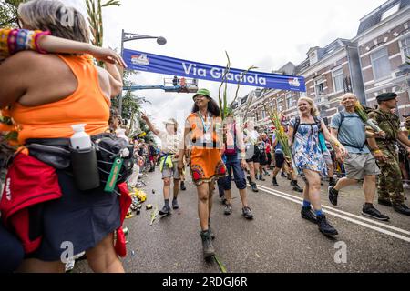 NIJMEGEN - i camminatori sono applauditi sulla via Gladiola durante l'ultimo giorno delle marce dei quattro giorni di Nijmegen. ANP ROB ENGELAAR netherlands Out - belgium Out Foto Stock