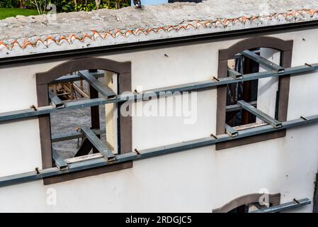 Vecchio edificio in restauro con un sistema di ombreggiatura per preservare la facciata originale. Angra do Heroismo, Azzorre Foto Stock