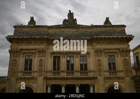 Vista panoramica della facciata del Teatro Comunale in stile neoclassico "Tina di Lorenzo", teatro comunale e monumento storico di noto in Sicilia. Foto Stock