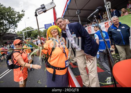 NIJMEGEN - gli escursionisti scattano una foto con il leader di marzo Henny Sackers sulla via Gladiola durante l'ultimo giorno delle marce dei quattro giorni di Nijmegen. ANP ROB ENGELAAR netherlands Out - belgium Out Foto Stock