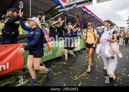 NIJMEGEN - i camminatori sono applauditi sulla via Gladiola durante l'ultimo giorno delle marce dei quattro giorni di Nijmegen. ANP ROB ENGELAAR netherlands Out - belgium Out Foto Stock