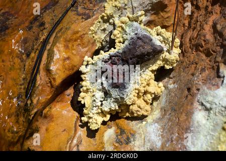 Acque acide di Rio Tinto dalle miniere di Riotinto. Queste acque tossiche contengono metalli pesanti e batteri estremofili (Acidithiobacillus ferroossidans e L Foto Stock