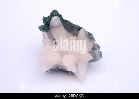 Calcite e montmorillonite. La calcite (cristalli traslucidi) è composta da carbonato di calcio e la montmorillonite (verde) è un componente fillosilicato Foto Stock