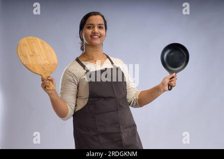 Chef di donne indiane, potrait di una donna che indossa grembiule con sfondo bianco, isolata Foto Stock