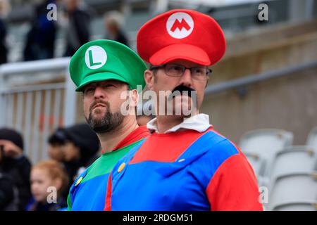 Manchester, Regno Unito. 21 luglio 2023. I tifosi di cricket si sono vestiti per l'occasione durante la partita LV= Insurance Ashes Fourth test Series Day Three test Series Inghilterra vs Australia a Old Trafford, Manchester, Regno Unito, 21 luglio 2023 (foto di Conor Molloy/News Images) a Manchester, Regno Unito il 21/7/2023. (Foto di Conor Molloy/News Images/Sipa USA) credito: SIPA USA/Alamy Live News Foto Stock