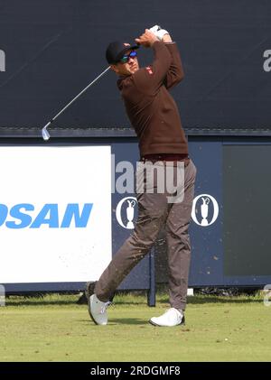 Hoylake, Regno Unito. 21 luglio 2023. L'australiano Adam Scott si dedica alla terza buca il secondo giorno al 151° Open Championship al Royal Liverpool Golf Club di Hoylake, in Inghilterra, venerdì 21 luglio 2023. Harman sta attualmente guidando l'Open su dieci sotto il par. Foto di Hugo Philpott/UPI credito: UPI/Alamy Live News Foto Stock