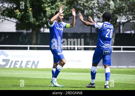 Oostakker, Belgio. 21 luglio 2023. Tarik Tissoudali di Gent e Emmanuel Orban regalo di Gent celebrano dopo aver segnato punti durante una partita di calcio amichevole tra KAA Gent e la squadra sudafricana Mamelodi Sundowns, venerdì 21 luglio 2023 a Oostakker, in preparazione della prossima stagione 2023-2024. BELGA PHOTO TOM GOYVAERTS Credit: Belga News Agency/Alamy Live News Foto Stock