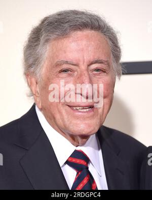 Los Angeles, USA. 21 luglio 2023. Il leggendario cantante Tony Bennett è morto oggi all'età di 96 anni a New York. Nessuna causa di morte annunciata, ma aveva combattuto il morbo di Alzheimer dal 2016. 15 febbraio 2016 Los Angeles, CALIFORNIA Tony Bennett Grammy Awards 2016 tenutosi allo Staples Center. © Lisa OConnor/AFF-USA.com credito: AFF/Alamy Live News Foto Stock