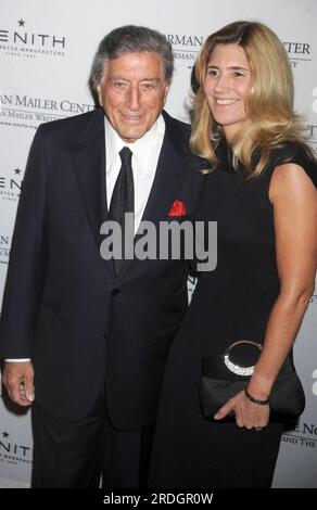 Manhattan, Stati Uniti d'America. 8 novembre 2011. NEW YORK, NY - 8 NOVEMBRE: Tony Bennett Susan Bennett partecipa al 3° Gala annuale del Norman Mailer Center al Mandarin Oriental Hotel l'8 novembre 2011 a New York City. Persone: Tony Bennett Susan Bennett Credit: Storms Media Group/Alamy Live News Foto Stock