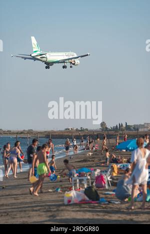 Larnaca, Cipro - 17 luglio 2022: Airbus A319-114 della compagnia aerea Cyprus Airways che atterra sull'affollata spiaggia di Mackenzie Foto Stock