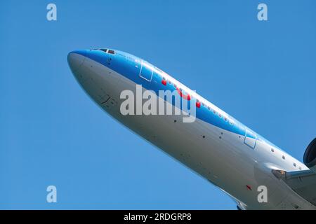 Larnaca, Cipro - 16 luglio 2023: Boeing 737-8K5 (Reg.: OM-GTJ) di TUI Airlines Foto Stock