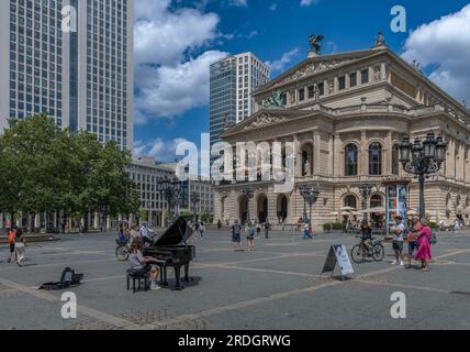 Giovane pianista di fronte all'alte Oper, Francoforte, Germania Foto Stock