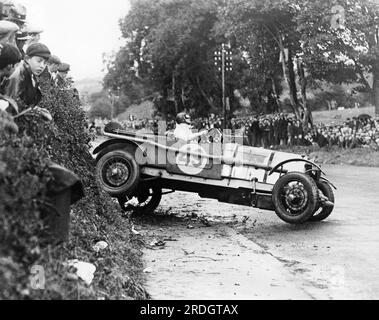 Belfast, Irlanda: c. 1926 Un pilota di auto da corsa colpisce la banca dopo uno skid a Quarry Corner nella gara di auto RAC Tourist Trophy. Foto Stock