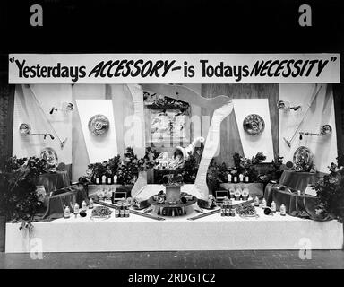 Salt Lake City, Utah: Novembre 1954 esposizione di accessori automobilistici al Car and Truck Show 1955 per concessionari e venditori al Coliseum. Foto Stock