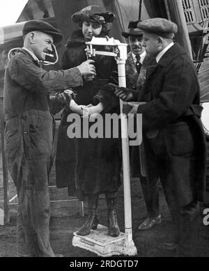 Chicago, Illinois: 24 febbraio 1921 viene pesata Una passeggero donna per il primo volo da Chicago a New York a bordo del gigantesco aereo Lawson. Trasporta 16 passeggeri, che non sono addebitati a persona, ma in base alla sterlina. Foto Stock