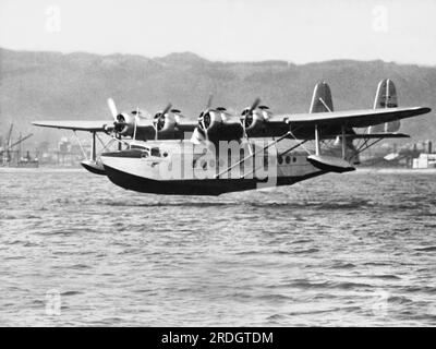 Oakland, California: 23 aprile 1935 l'idrovolante Pan American Clipper atterrò nella baia di San Francisco diventando il primo aereo a completare un volo di andata e ritorno tra le Hawaii e la California. Il volo di ritorno da Honolulu ad Alameda ha impiegato 21 ore. Foto Stock