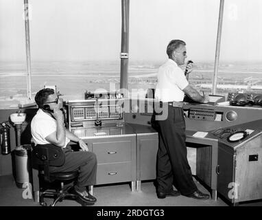 New York, New York: 15 luglio 1955 i controllori di terra Rupert Tiffany ed Edward Monaghan all'aeroporto internazionale Idlewild di New York. Foto Stock