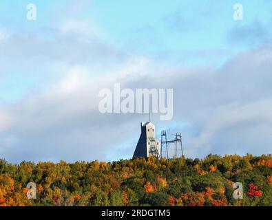 Quincy Hill è ricoperta di colori autunnali e la Quincy Mine Shaft domina la collina. Quincy Shaft fa parte del Keweenaw National Historical Park e dell'HIS Foto Stock