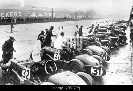 Londra, Inghilterra: c. 1931 piloti che corrono verso le loro auto da corsa dopo il segnale di partenza per la grande International Double Twelve Hours Race sul Brooklands Track. Cinquantuno piloti gareggiavano, tre dei quali donne. Foto Stock