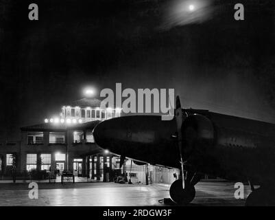 Burbank, California: c. 1934 Un nuovo Boeing bimotore da 247 passeggeri di fronte al Terminal dell'Aeroporto Unito di notte. Foto Stock