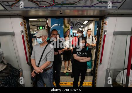 Hong Kong, Cina. 4 luglio 2023. La gente sale sulla metropolitana alla stazione dell'Ammiragliato. (Foto di Michael ho Wai Lee/SOPA Images/Sipa USA) credito: SIPA USA/Alamy Live News Foto Stock