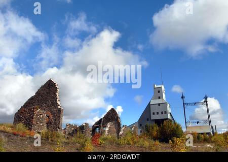 Alloggiamento di ricambio per il vecchio albero Rock House sulla sinistra con il nuovo albero Rock House sulla destra. Entrambi fanno parte del Quincy Mine National Historic Site Foto Stock