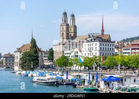 Vista della città vecchia e di Grossmünster da Quaibrücke, città di Zürich, Zürich, Svizzera Foto Stock