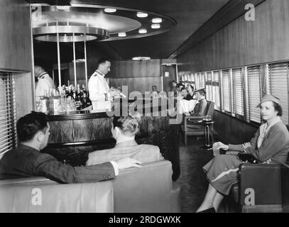 Detroit, Michigan: 1936. L'interno della lounge car sul nuovo e aerodinamico treno Mercury della New York Central Railroad. Il treno è stato progettato dal noto designer industriale Henry Dreyfuss e opera tra Cleveland e Detroit. Foto Stock