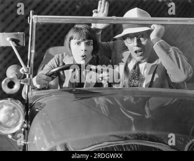 Hollywood, California: c. 1926 l'attrice Colleen Moore prende Richard Rowland, capo della First National Pictures, per un giro tranquillo lungo Hollywood Boulevard. Foto Stock