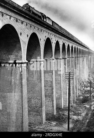 Welwyn, Inghilterra: 12 aprile 1933 Un treno espresso scozzese corre verso nord mentre attraversa il famoso viadotto nell'Hertfordshire. Foto Stock