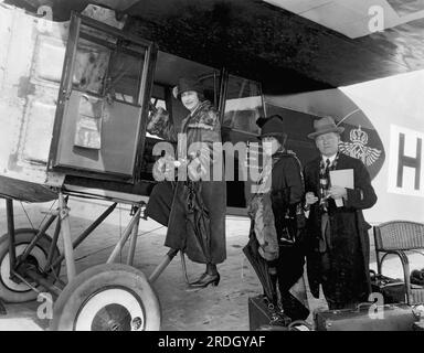 Parigi, Francia: c. 1924 passeggeri a bordo di un aereo passeggeri Fokker in rotta per Amsterdam. Foto Stock