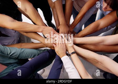 Spirito del team della comunità e coesione. Mani di supporto Foto Stock