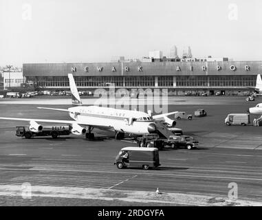 Newark, New Jersey: Settembre 1962 Aeroporto di Newark con un aereo di linea Delta Air Lines Convair 880 sullo sfondo. Foto Stock