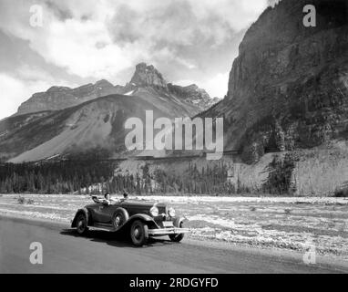 Alberta, Canada: 1931 alla guida di una Chrysler 77 Roadster del 1930 lungo la Canadian Pacific Railway Line tra Banff e Jasper in Canada. Foto Stock