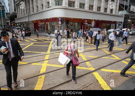 Hong Kong, Cina. 4 luglio 2023. La gente cammina dall'altra parte della strada in Central. (Foto di Michael ho Wai Lee/SOPA Images/Sipa USA) credito: SIPA USA/Alamy Live News Foto Stock