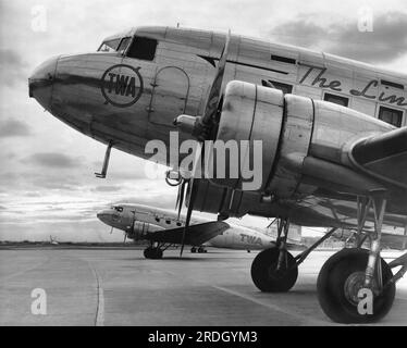 New York, New York: 1937 TWA DC-3B presso l'Aeroporto di North Beach, ora chiamato la Guardia, a New York. Si chiamavano "The Lindbergh Line". Foto Stock