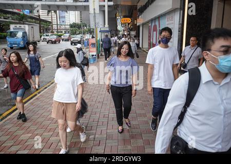 Hong Kong, Cina. 4 luglio 2023. La gente cammina per strada in Central. (Foto di Michael ho Wai Lee/SOPA Images/Sipa USA) credito: SIPA USA/Alamy Live News Foto Stock