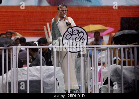 Kolkata, India. 21 luglio 2023. Il primo ministro dello stato indiano del Bengala occidentale e supremo del partito del Congresso Trinamool (TMC) Mamata Banerjee parla durante un incontro di massa organizzato per celebrare l'annuale Martyr's Day. Il 21 luglio 2023 a Calcutta, in India. (Immagine di credito: © Dipa Chakraborty/eyepix via ZUMA Press Wire) SOLO USO EDITORIALE! Non per USO commerciale! Foto Stock