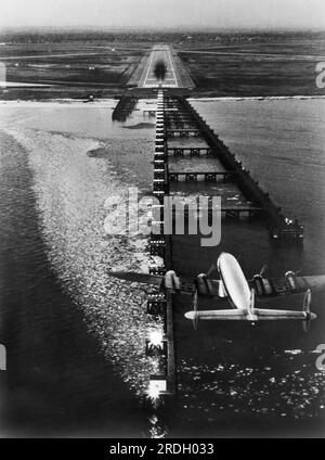 New York, New York: 12 gennaio 1956 questo è ciò che vede un pilota mentre atterra in visibilità limitata all'aeroporto di Idlewild con il nuovo sistema di illuminazione Sylvania Strobeacon installato. Le stroboscopiche spareranno per condurre il pilota alla pista. Il segno nero sulla pista proviene dalle gomme al touchdown. Foto Stock