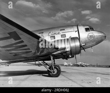 New York, New York: 1937 TWA DC-3B presso l'aeroporto di North Beach, ora la Guardia, a New York. Si chiamavano "The Lindbergh Line". Foto Stock