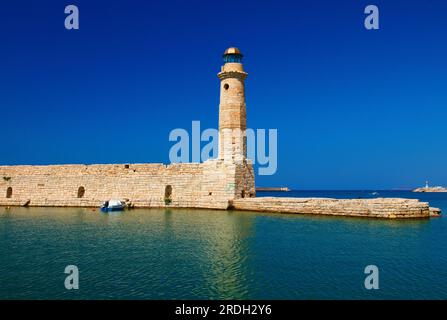 Faro nella città di Rethimno sull'isola di Creta in Grecia. Foto Stock