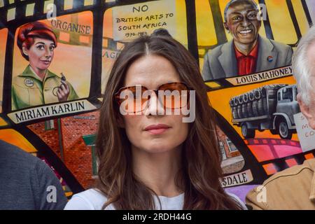 21 luglio 2023, Londra, Inghilterra, Regno Unito: L'attrice HAYLEY ATWELL mostra il suo sostegno come spettacolo e industrie dell'intrattenimento union Equity mette in scena un raduno a Leicester Square in solidarietà con lo sciopero SAG-AFTRA. (Immagine di credito: © Vuk Valcic/ZUMA Press Wire) SOLO USO EDITORIALE! Non per USO commerciale! Foto Stock