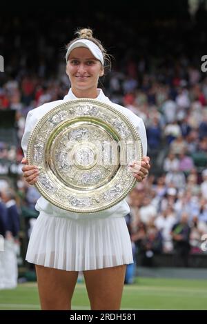 Marketa Vondrousova con il trofeo dei vincitori. Ons Jabeur contro Marketa Vondrousova nella finale femminile al Centre Court di Wimbledon. Wimbledon Ladies Final Day, Wimbledon, Londra, Regno Unito, il 15 luglio, 2023. Foto Stock