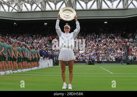Marketa Vondrousova con il trofeo dei vincitori. Ons Jabeur contro Marketa Vondrousova nella finale femminile al Centre Court di Wimbledon. Wimbledon Ladies Final Day, Wimbledon, Londra, Regno Unito, il 15 luglio, 2023. Foto Stock