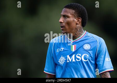 Michael Folorunsho della SSC Napoli guarda alla partita di calcio amichevole pre-stagionale tra SSC Napoli e ASD Anaune Val di non. SSC Napoli ha vinto 6-1 contro ASD Anaune Val di non. Foto Stock