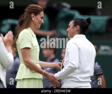 Catherine la Principessa del Galles, con Ons Jabeur alla cerimonia di presentazione dopo aver visto Ons Jabeur contro Marketa Vondrousova nella finale femminile al Centre Court di Wimbledon. Vinto da Marketa Vondrousova. Wimbledon Ladies Final Day, Wimbledon, Londra, Regno Unito, il 15 luglio, 2023. Foto Stock