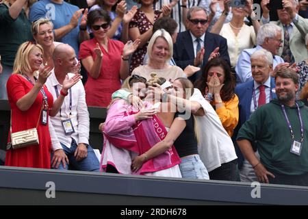 Marketa Vondrousova abbraccia la famiglia e gli amici dopo aver picchiato Ons Jabeur. Ons Jabeur contro Marketa Vondrousova nella finale femminile al Centre Court di Wimbledon. Wimbledon Ladies Final Day, Wimbledon, Londra, Regno Unito, il 15 luglio, 2023. Foto Stock
