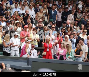 Marketa Vondrousova si arrampica con la famiglia e gli amici dopo aver battuto Ons Jabeur. Ons Jabeur contro Marketa Vondrousova nella finale femminile al Centre Court di Wimbledon. Wimbledon Ladies Final Day, Wimbledon, Londra, Regno Unito, il 15 luglio, 2023. Foto Stock